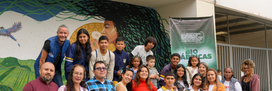 Comunidad educativa de la Institución Educativa San Sebastián Megacolegio, Manizales, Caldas, quienes hicieron parte del proceso de implementación y desarrollo de la estrategia de gobernanza de Biofábricas.